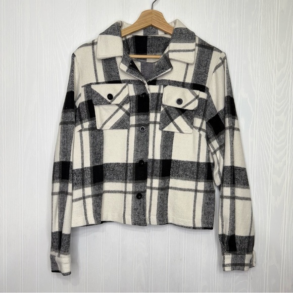 Black & white Buffalo plaid cropped Shacket size Large Shein - Picture 2 of 8
